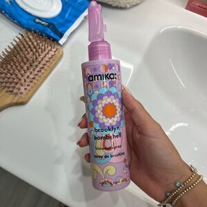 Amika Brooklyn Bombshell Blowout Spray - Pink and Purple
